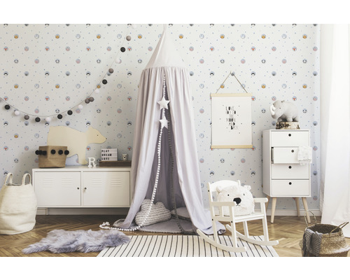 Dekoriertes Kinderzimmer mit Himmelbett, Möbeln und Tapete mit Tiermotiven.