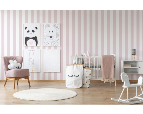 Kinderzimmer mit gestreifter Tapete, Sessel, Kinderbett und Dekoration