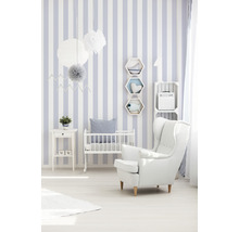 Babyzimmer mit gestreifter Tapete, Kinderbett und Sessel