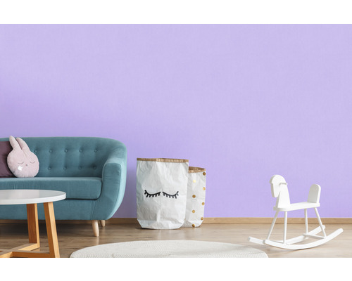 Kinderzimmer mit Sofa, Tisch, Spielzeug und Dekoration vor einer Wand