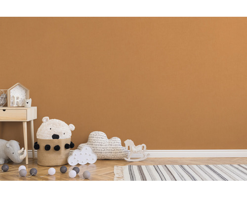 Kinderzimmer mit Holzfußboden, Spielzeug und Wand in einem warmen Farbton