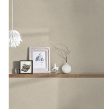 Nahaufnahme einer Wand mit Textiltapete, einem Regal und dekorativen Elementen