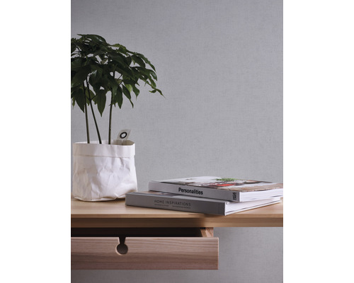 Dekoratives Arrangement mit Pflanze, Büchern und Holzkonsole