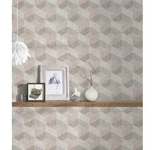 Zimmer mit geometrischer Tapete und Holzregal mit Dekoration
