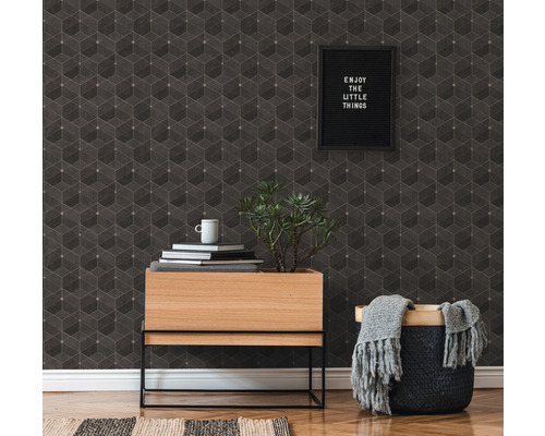 Wohnraum mit geometrischer Tapete, Holzkommode und Dekoration