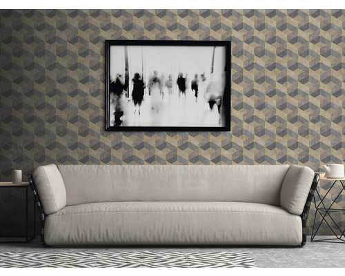 Wohnzimmer mit Sofa vor einer Wand mit grafischer Tapete
