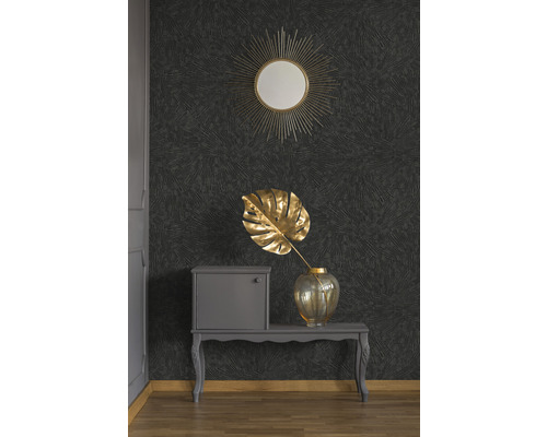 Dekoratives Zimmer mit dunkler gemusterter Tapete, Spiegel, Tisch, Schrank und Vase