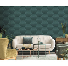 Wohnzimmer mit Sofa, Sessel und Wandtapete mit geometrischem Muster