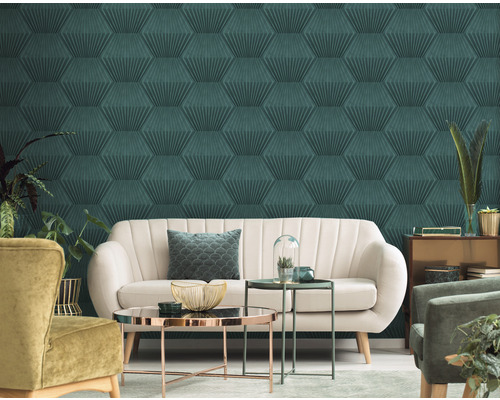 Wohnzimmer mit Sofa, Sessel und Wandtapete mit geometrischem Muster