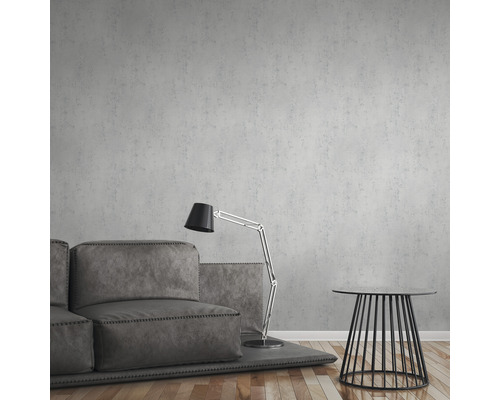 Wohnzimmer mit Sofa, Stehlampe und Beistelltisch