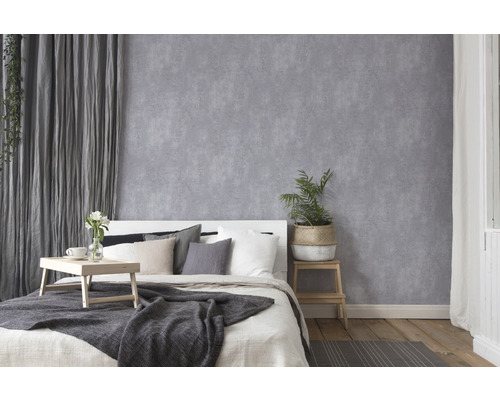 Schlafzimmer mit Bett, Vorhängen und grauer Wandtapete