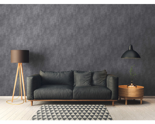 Wohnzimmer mit Sofa, Stehlampe, Hängelampe und Beistelltisch