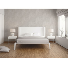 Schlafzimmer mit Bett, Nachttischen und Lampen