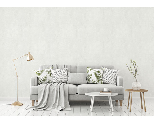 Wohnzimmer mit Sofa, Kissen, Lampe und Tisch