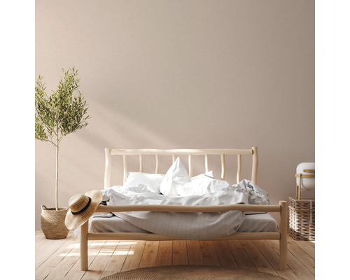 Helles Schlafzimmer mit Holzbett, Bettwäsche und Dekorationen