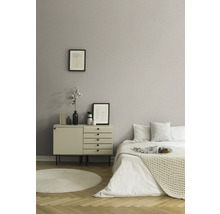 Schlafzimmer mit Kommode, Bett und Dekoration
