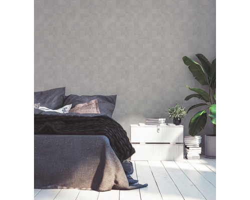 Schlafzimmer mit Bett, Nachttisch und Zimmerpflanzen