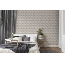 Schlafzimmer mit geometrischer Tapete, Bett und Dekorationen.