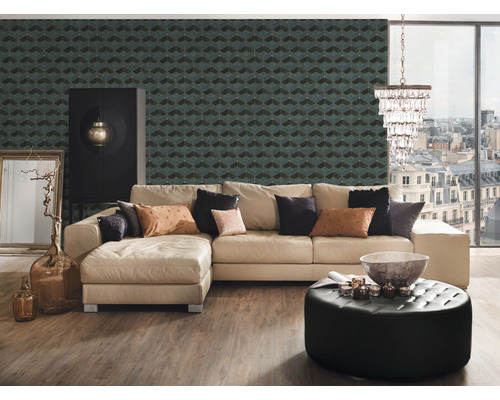 Wohnzimmer mit Ecksofa, Polsterhocker, Schrank und gemusterter Tapete für ein stilvolles Interieur