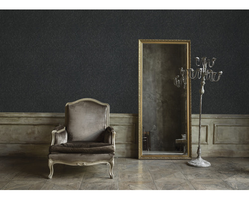 Dekoratives Interieur mit Stuhl, Spiegel und gemusterter Tapete