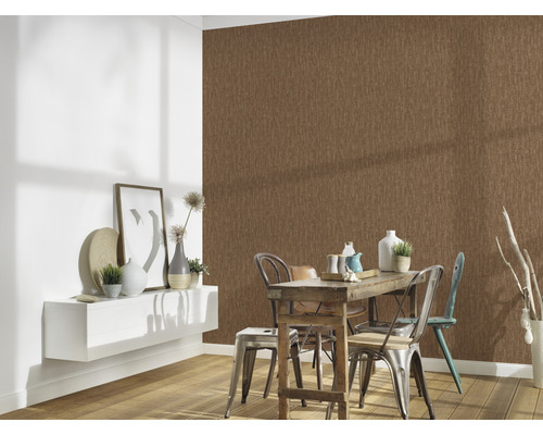 Esszimmer mit brauner Textiltapete, Holztisch und weißem Wandregal für ein wohnliches Ambiente