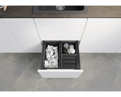 Ausgeöffneter Küchenschrank mit Abfalltrennsystem