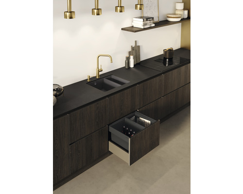 Küchenzeile mit Spüle, Armatur und Auszug