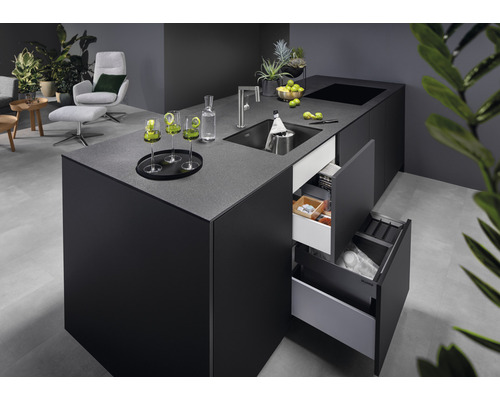 Moderne Küche mit Spüle, Armatur und offenem Schubladensystem zur Aufbewahrung