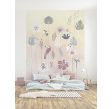 Schlafzimmer mit Fototapete mit Blumenmuster und Vogelmotiven.