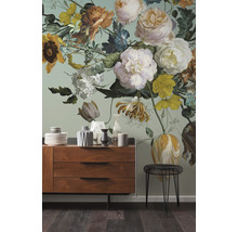 Wandgestaltung mit Blumenmuster, Sideboard mit Schubladen und Hocker