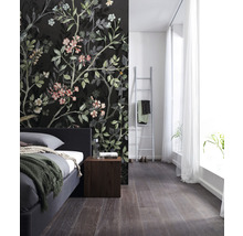 Schlafzimmer mit floraler Tapete, Bett, Holzfußboden und Leiter