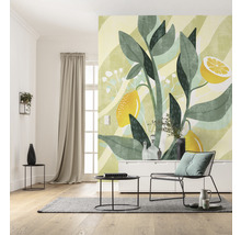 Wohnzimmer mit Zitronen-Motiv-Tapete, Sessel und Tisch