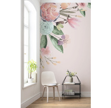Raumansicht mit Blumenwandtattoo, Stuhl und Regal