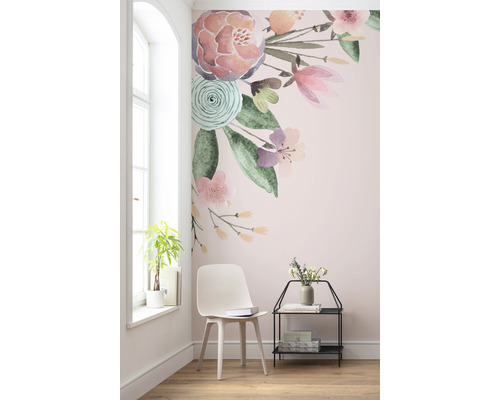 Raumansicht mit Blumenwandtattoo, Stuhl und Regal