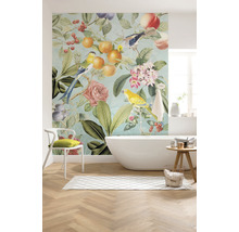 Badezimmer mit Badewanne und Wandtapete mit Vogel-, Blumen- und Fruchtmotiven für ein helles und freundliches Ambiente.