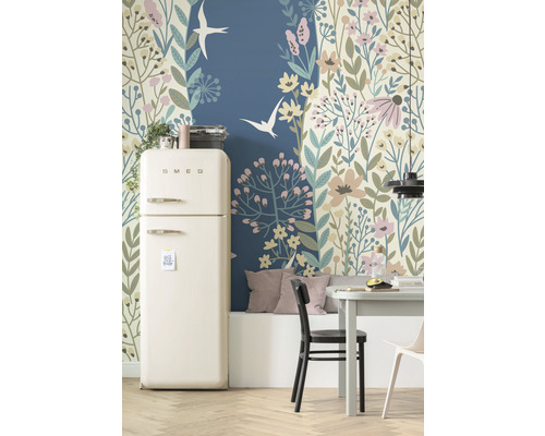 Küche mit Kühlschrank der Marke Smeg und geblümter Tapete