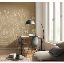 Heller Raum mit Esstisch, Stühlen, Stehlampe und brauner Tapete mit Pflanzenmotiven