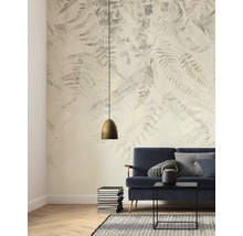 Wohnzimmer mit Fototapete mit Pflanzenmotiven, Sofa, Tisch und Lampe