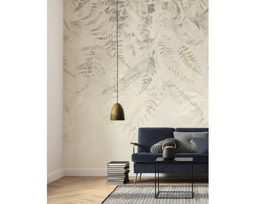 Wohnzimmer mit Fototapete mit Pflanzenmotiven, Sofa, Tisch und Lampe