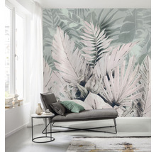 Helles Wohnzimmer mit floraler Fototapete, Sofa und Beistelltisch.