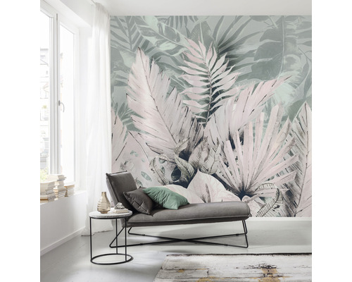 Helles Wohnzimmer mit floraler Fototapete, Sofa und Beistelltisch.
