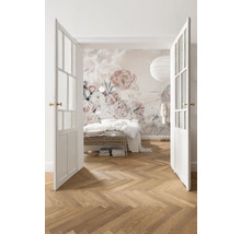 Schlafzimmer mit Blumendesign-Tapete und geöffneter Tür