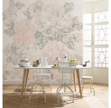 Esszimmer mit Tisch, Stühlen und Tapete mit Blumenmuster