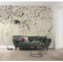 Wohnzimmer mit floraler Tapete, Sofa, Stehlampe und Beistelltischen