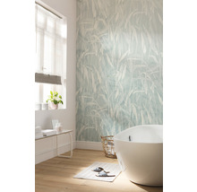 Badezimmer mit freistehender Badewanne, gemusterter Tapete und Holzboden