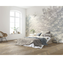 Schlafzimmer mit gemusterter Tapete, Bett und Parkettboden