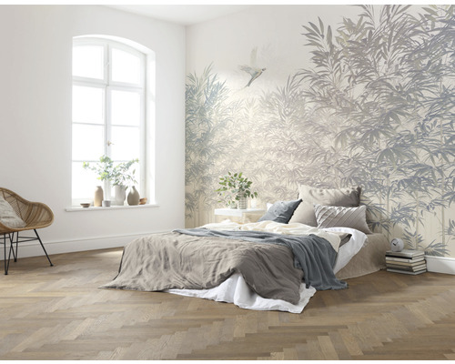 Schlafzimmer mit gemusterter Tapete, Bett und Parkettboden