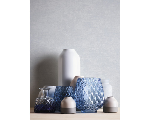 Verschiedene dekorative Vasen in unterschiedlichen Formen und Materialien bilden eine Gruppe.