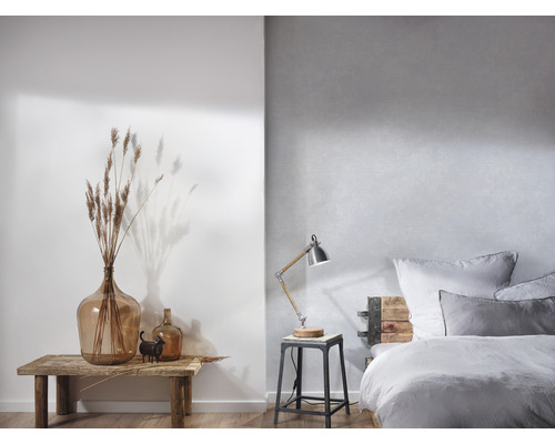 Helles Schlafzimmer mit Bett, Nachttischlampe und Dekoration