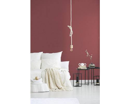 Schlafzimmer mit Bett, Nachttischen und dekorativer Beleuchtung für eine gemütliche Atmosphäre